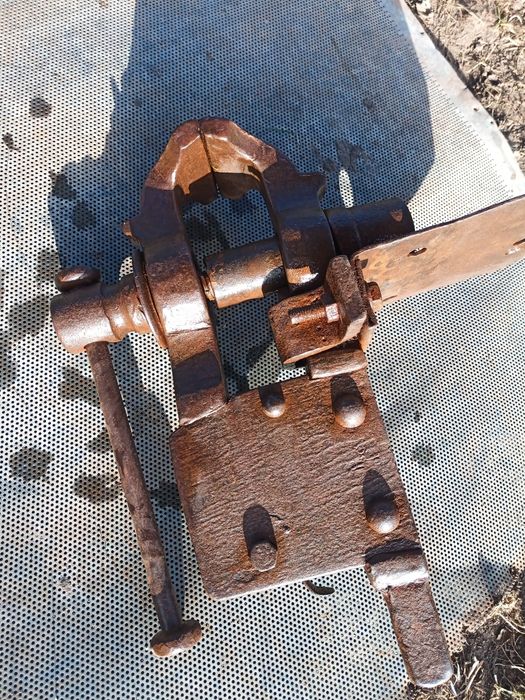 Тіски ковальські