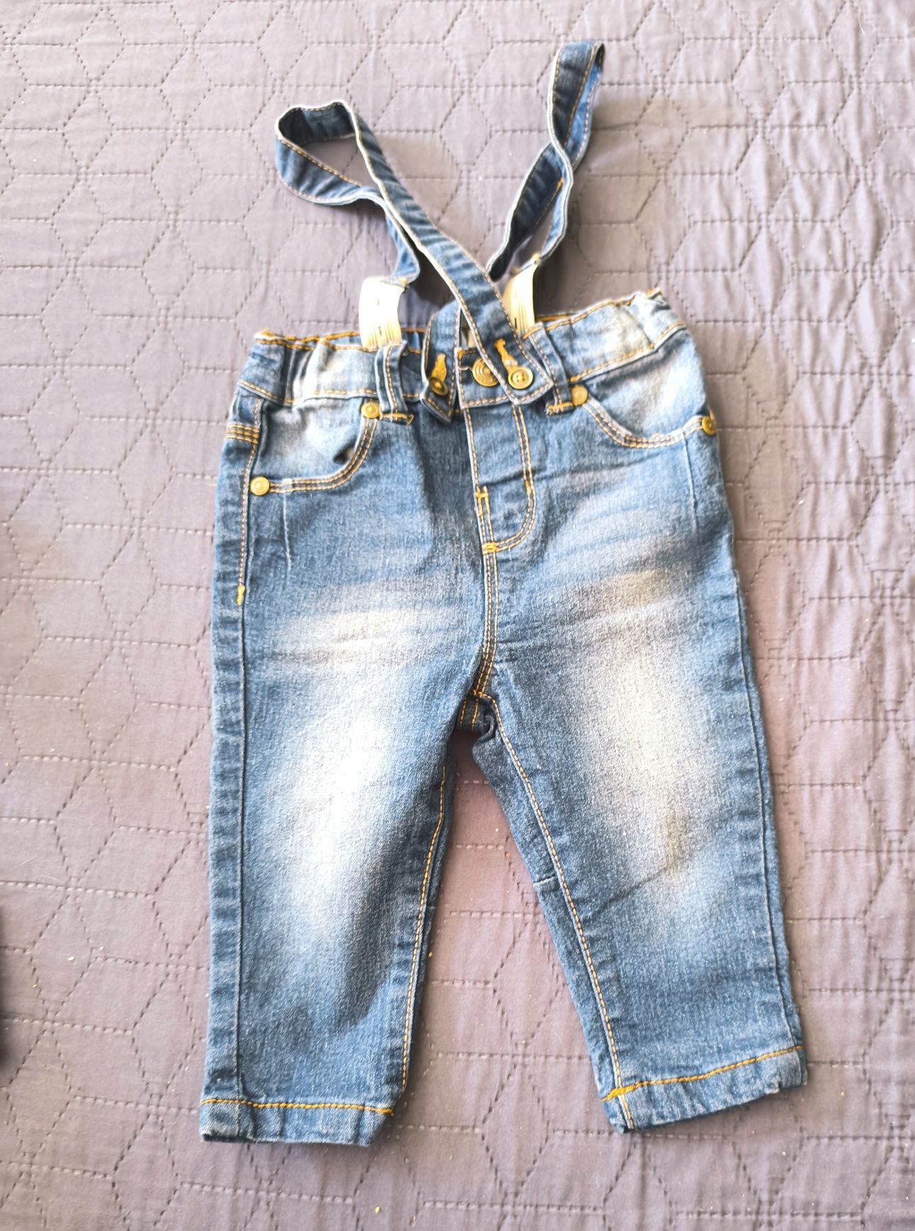Spodenki niemowlęce jeansowe na szelkach 74