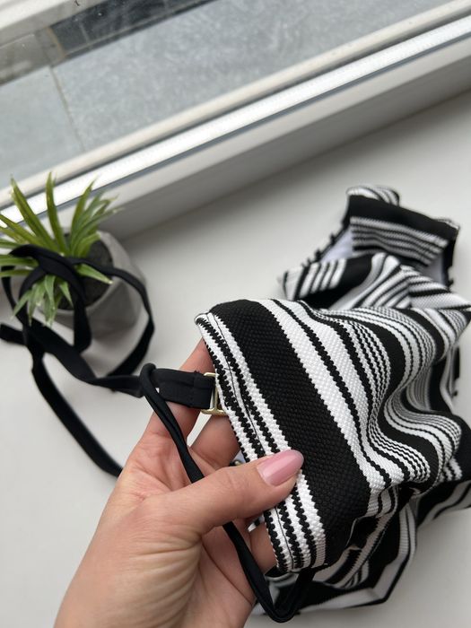 Суцільний купальник спільний злитний структурний