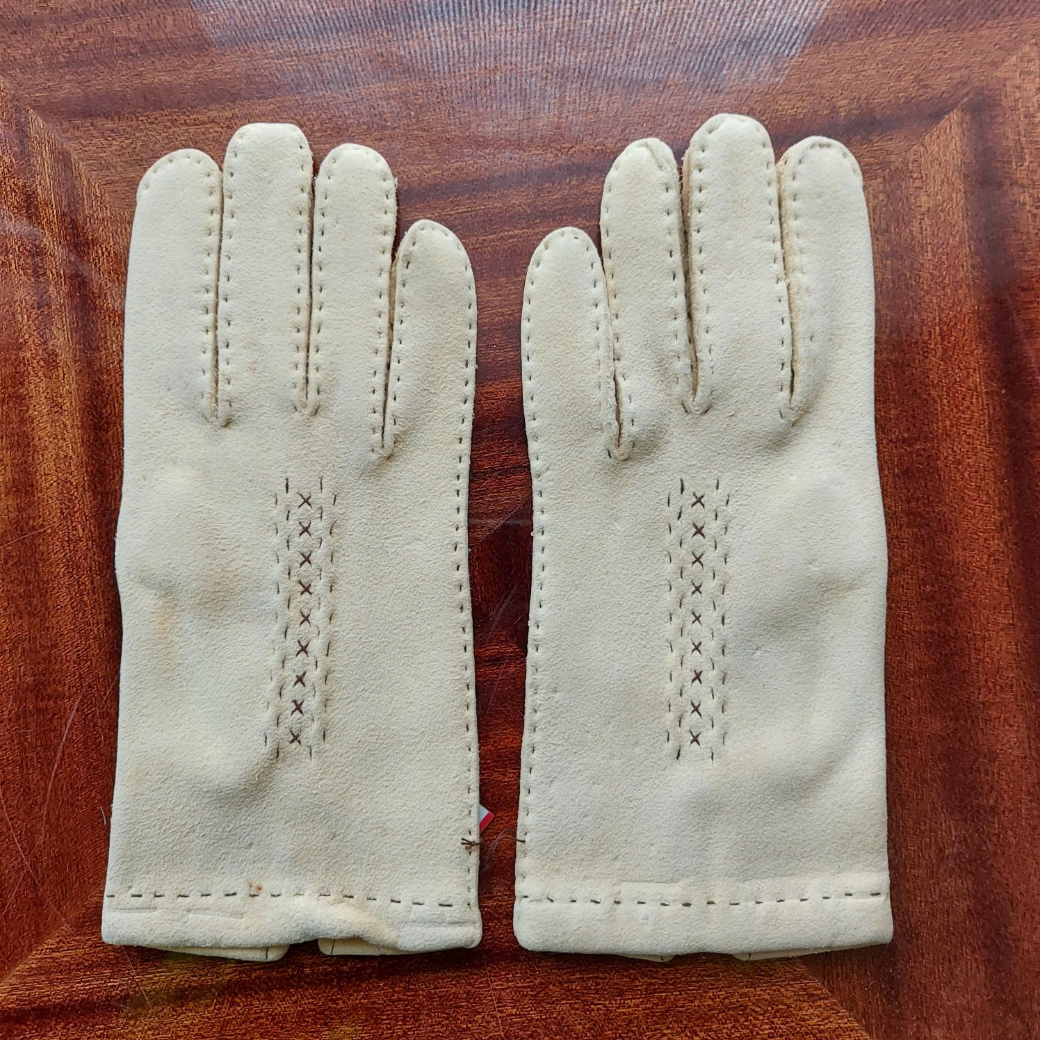 Rękawiczki z irchy zdobione beżowe