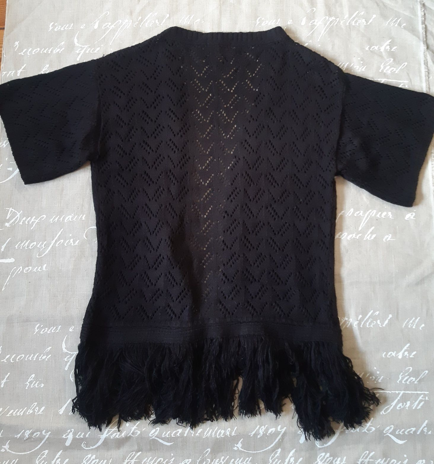 Czarny sweter z fredzlami narzutka kardigan 36/38 S/M vintage