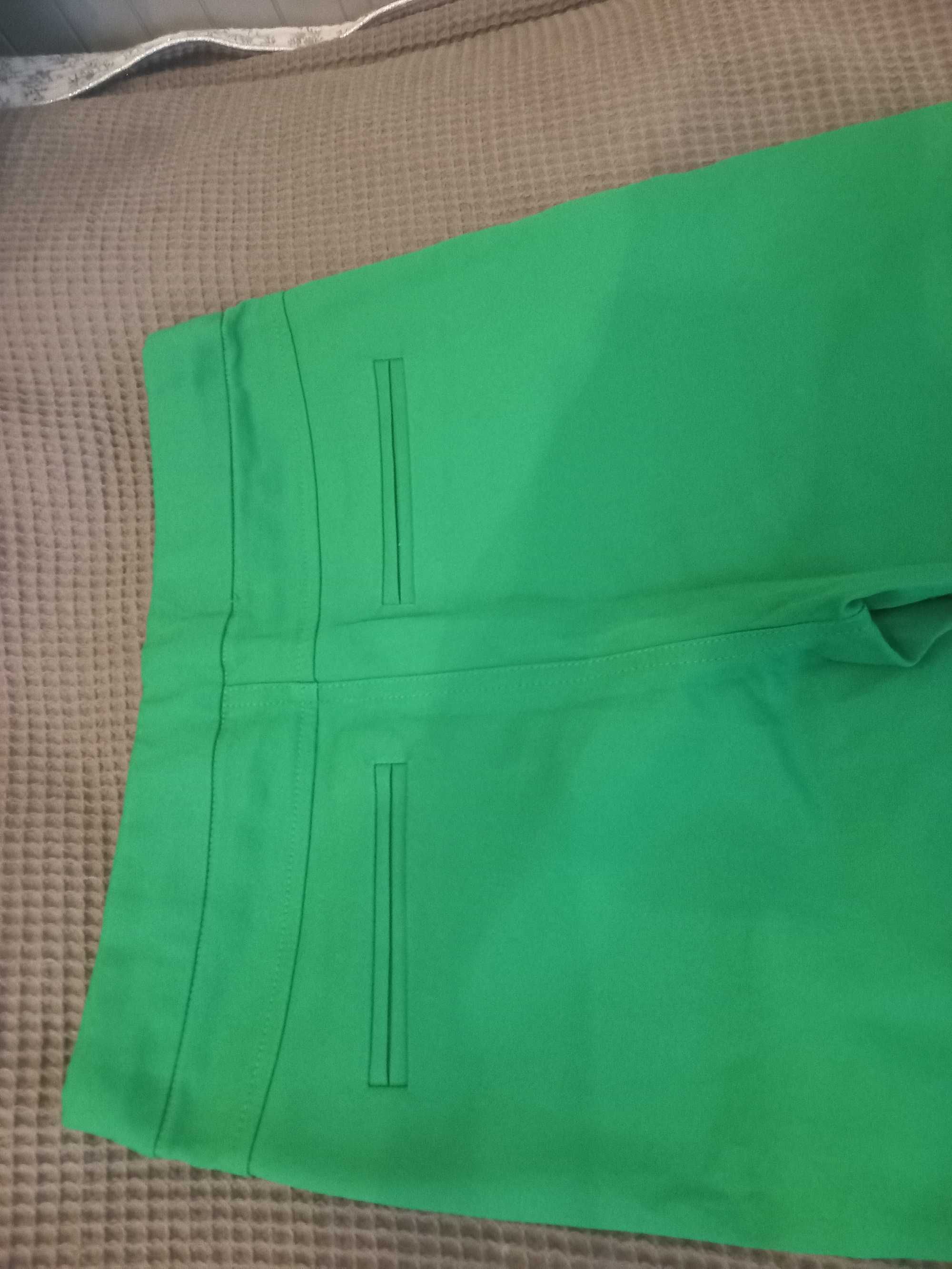 Sprzedam spodnie zielone z falbanką dziewczęce