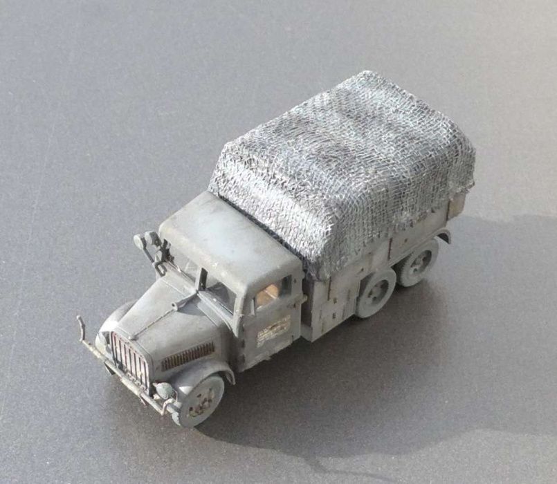 Niemiecka ciężarówka z plandeką do sklejenia i malowania 1/72 - 030