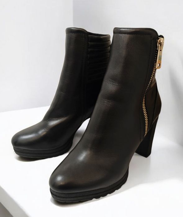 DKNY. Czarne botki na wysokim słupku, złote elementy, ekoskóra, r. 41