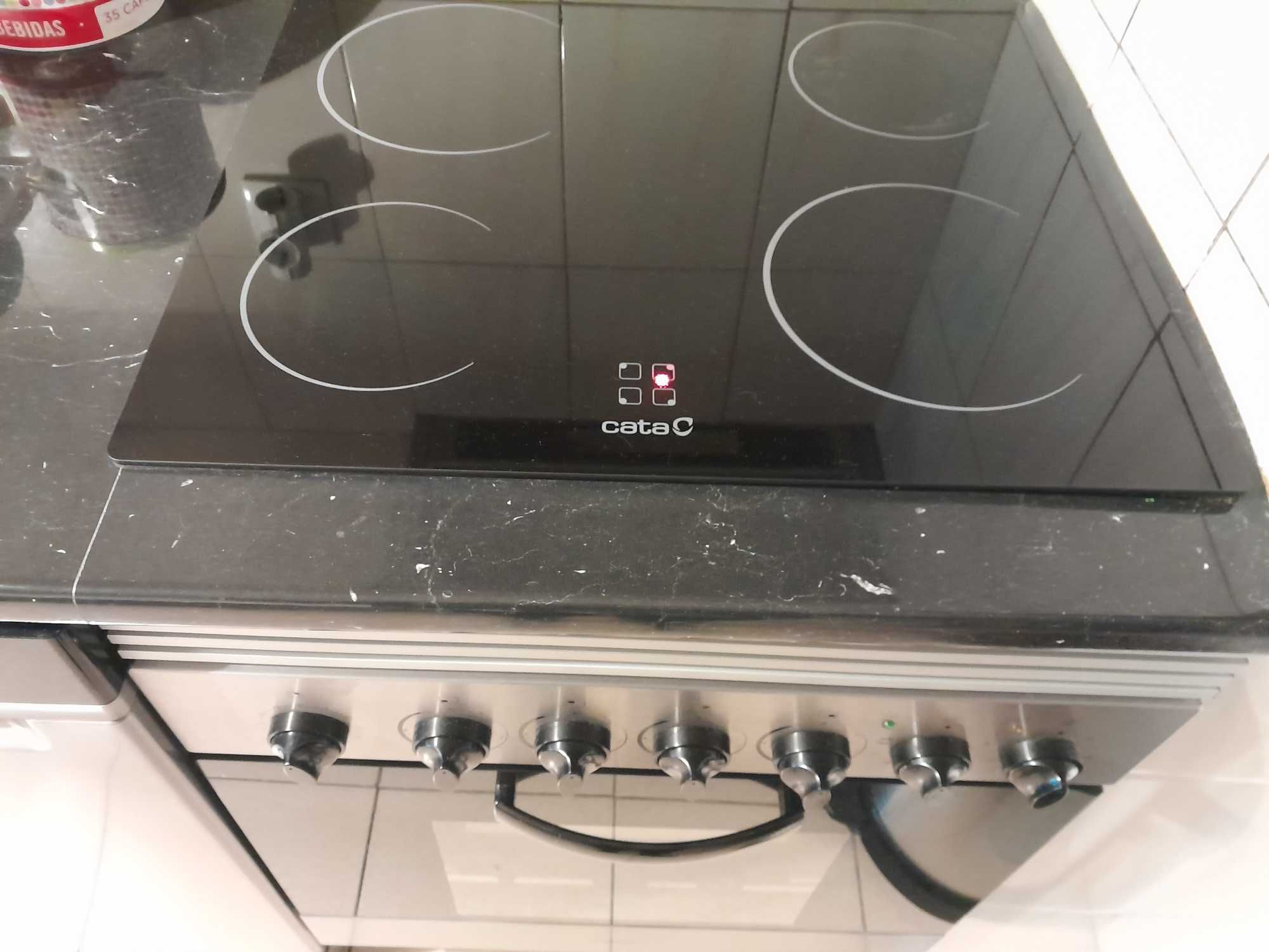 Vendo fogao com placa vidrocerâmica e forno como novo.