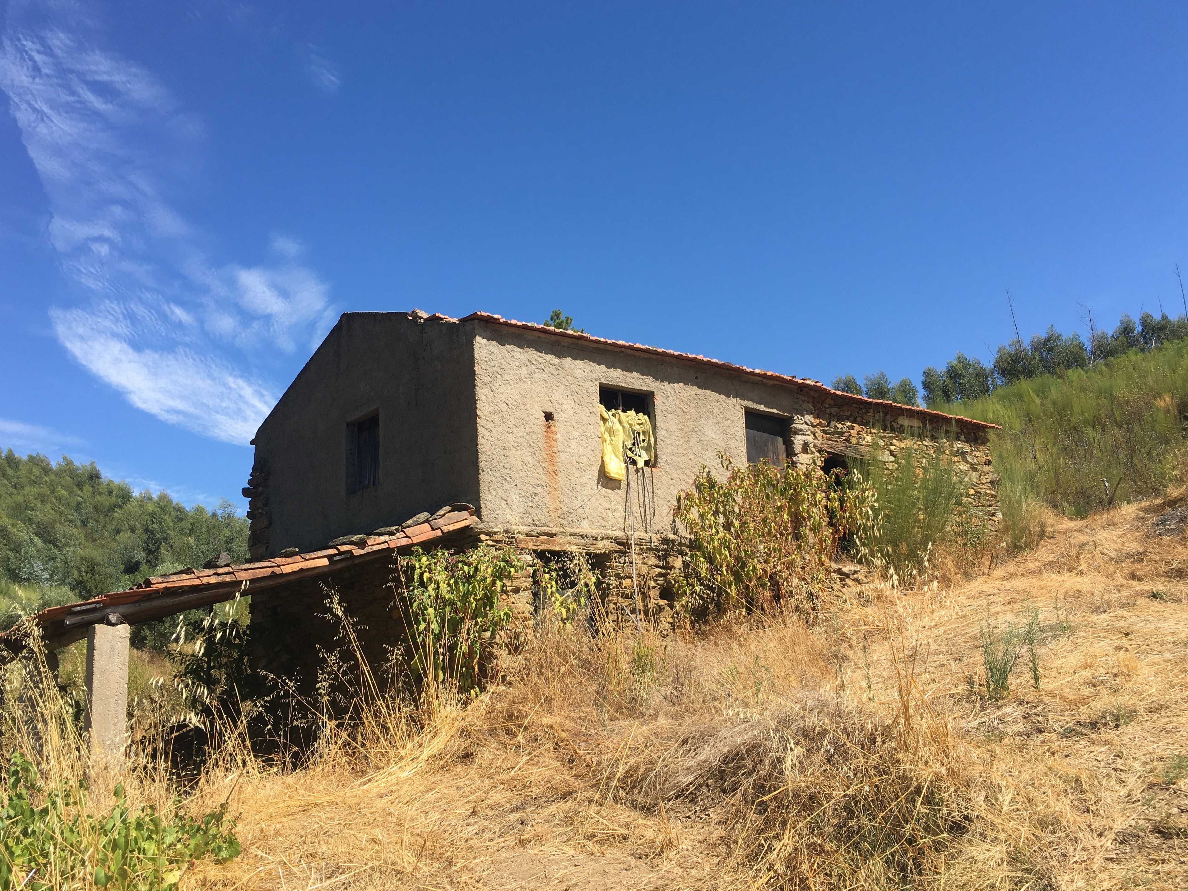 Terreno 3762 m2 com casa para reconstrução Total - Silvosa, Oleiros
