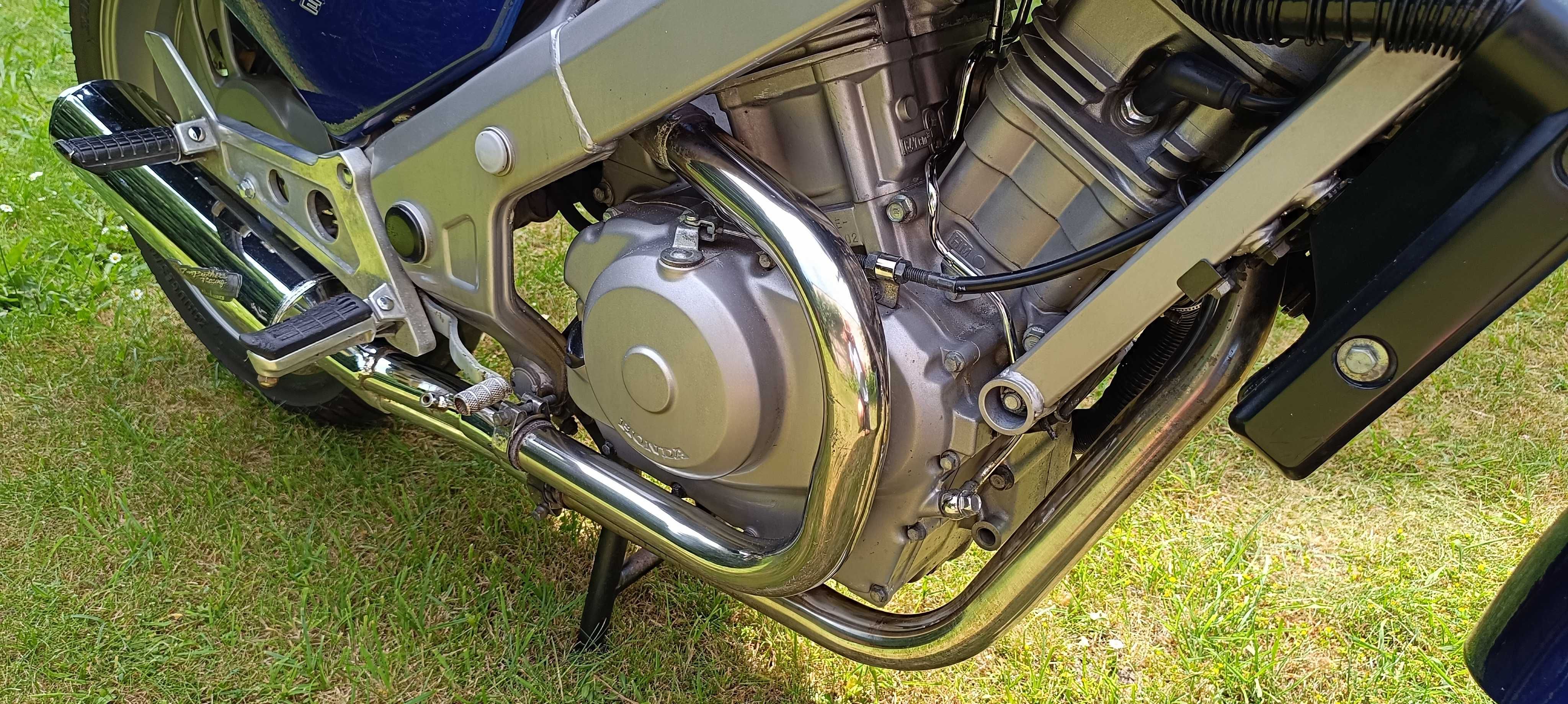Motocykl Honda Revere 650 NTV RC33