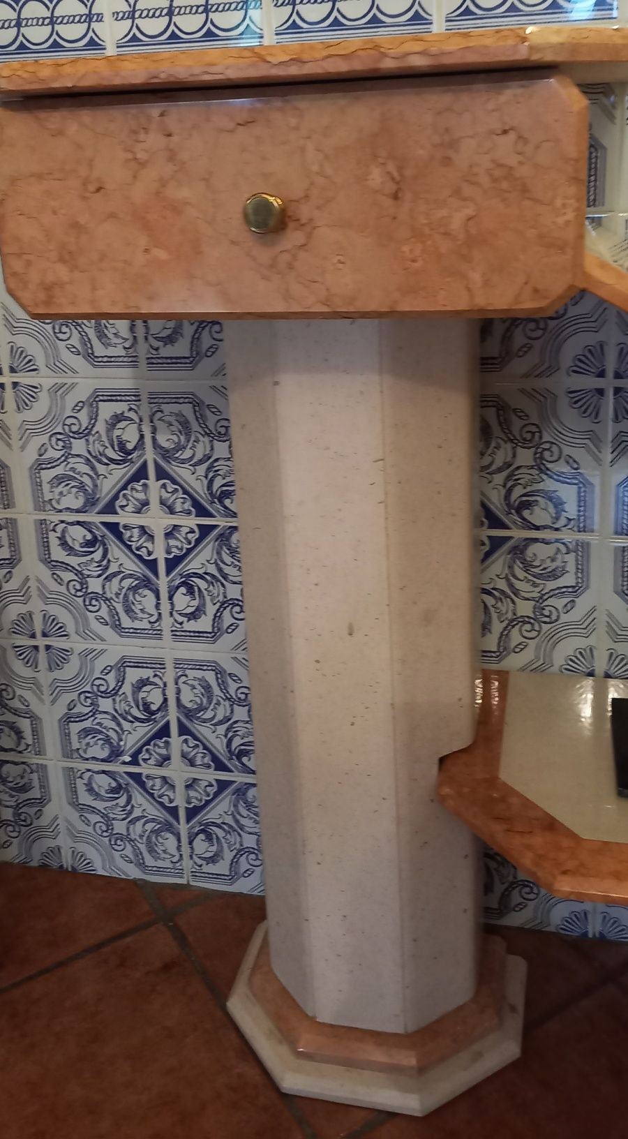 Consola em pedra creme e rosa
