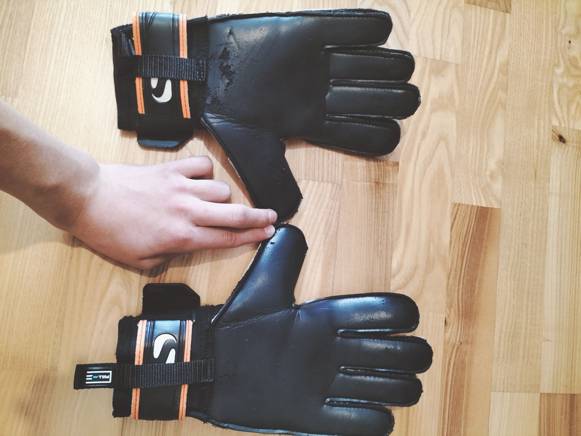 Воротарські рукавиці Sondico з чохлом та захисними вставками, розмір 9