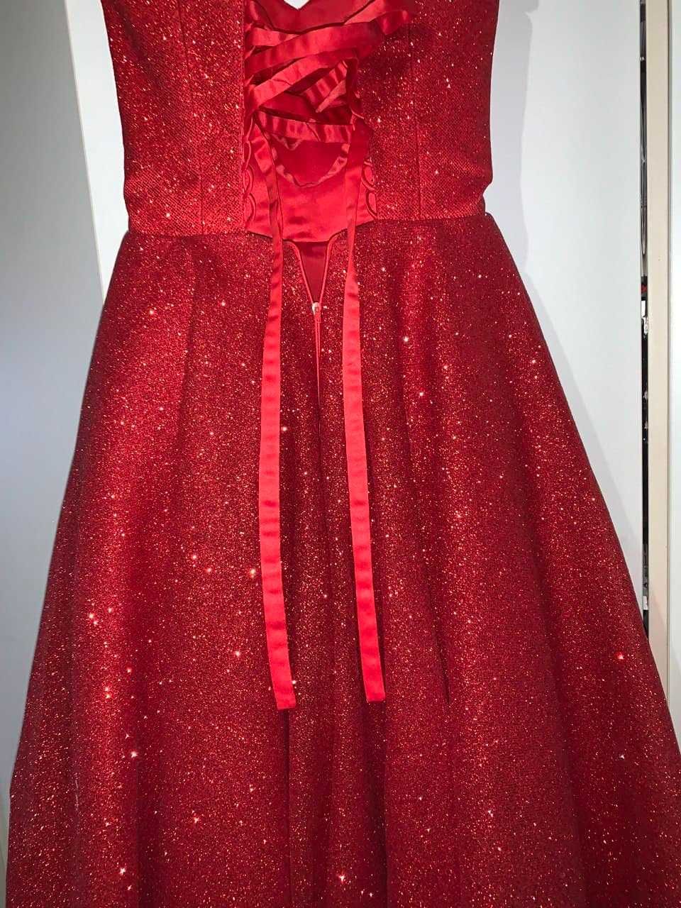 Надзвичайна красива червона сукня міді на свято