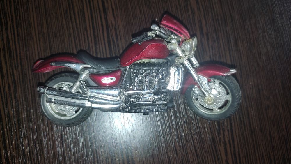 Модель мотоцикла Triumph Rocket III 1:18 Bburago (B2742)