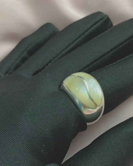 Anel em prata genuína e madrepérola.