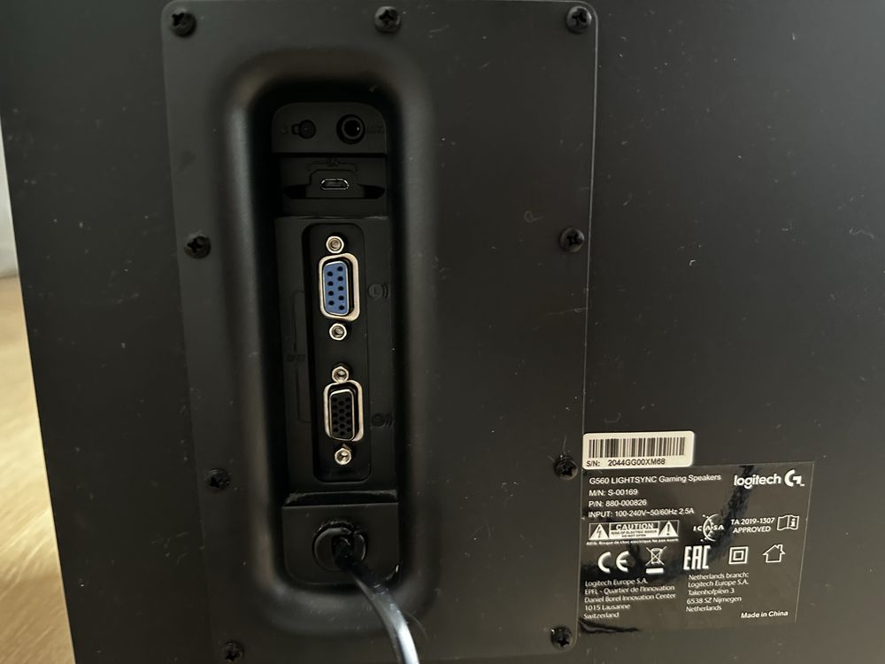 Colunas Logitech G560