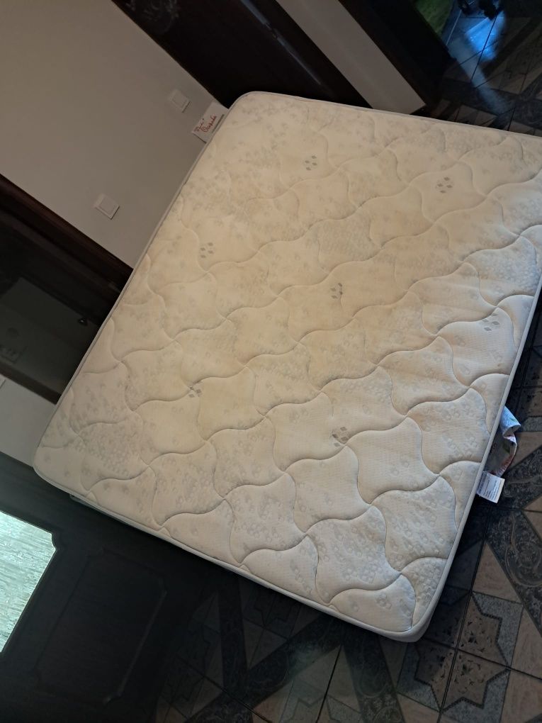 Cama madeira maciça em muito bom estado