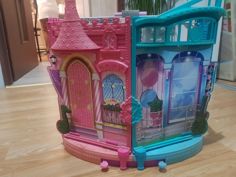 Zamek dla lalek Barbie zmieniający się z dwóch pokoi na scenę muzyczną