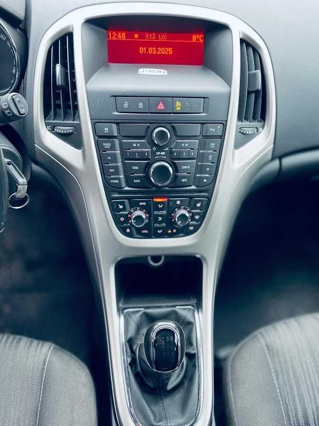 Opel Astra J kombi z małym przebiegiem