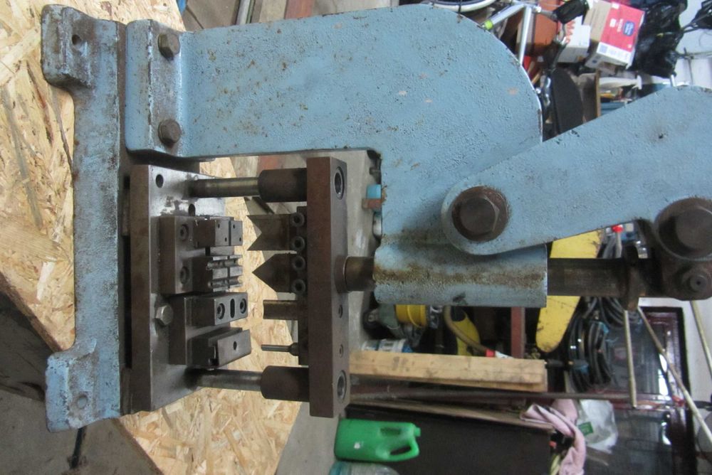 Prasa do wycinania w blachach i plastikach