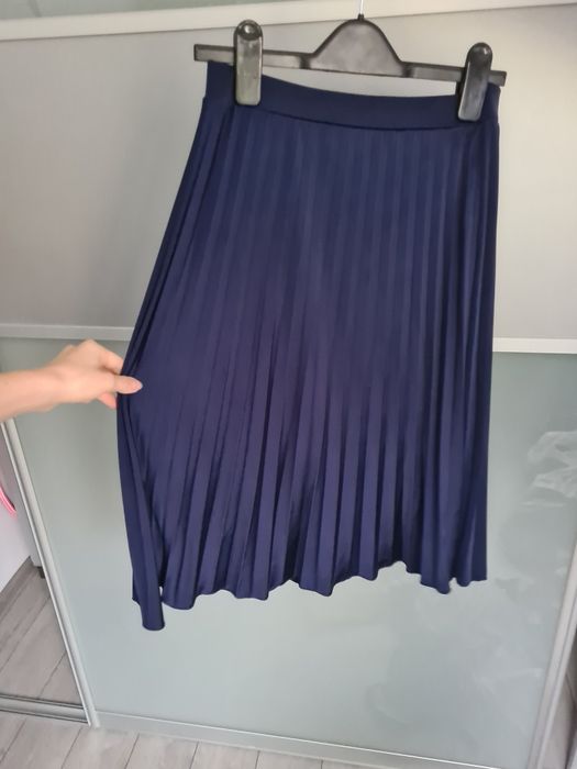 Plisowana spódnica granatowa do kolana