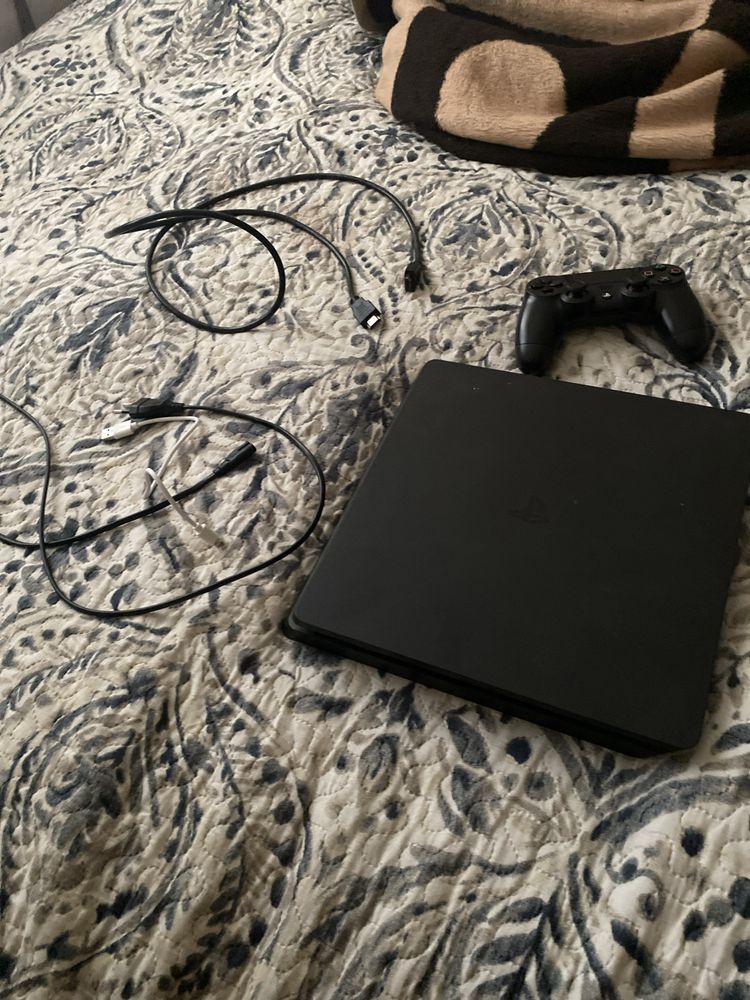 PlayStation 4 z padem  kablem usb i ladowarka do pada