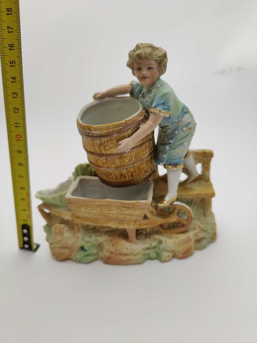 Фарфоровая статуэтка "Мальчик с бочкой". Германия