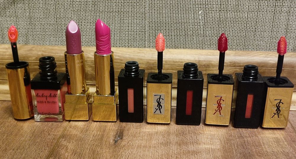 Помади, блиски брендові.