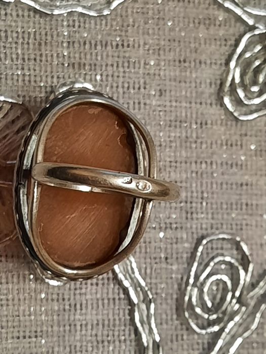 Srebrny pierscionek z bursztynem