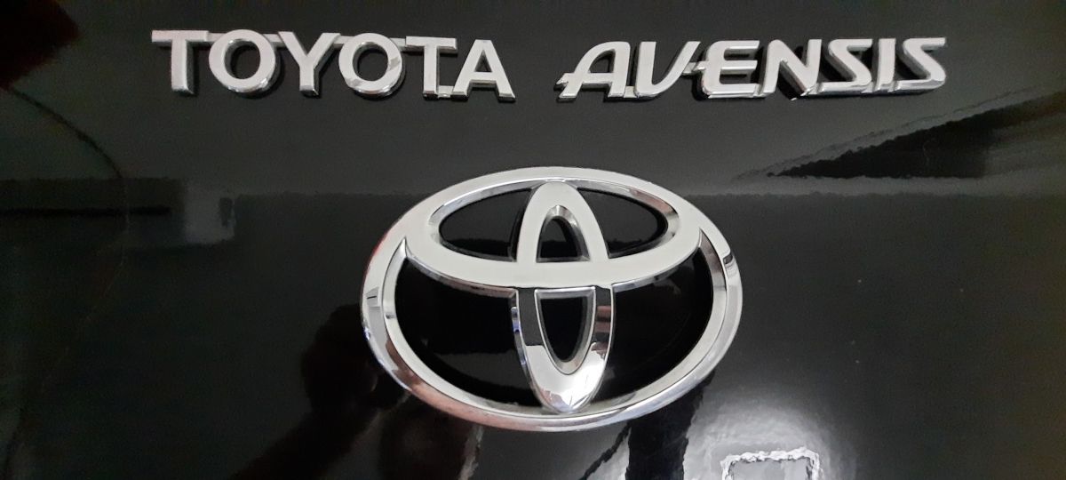 Эмблема и надпись Tayota Avensis