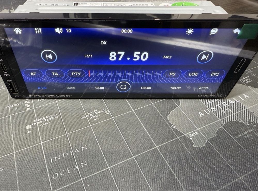 Radio 1DIN 6,9”, bluetooth, carplay, mikrofon.