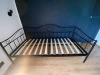 Czarne metalowe łóżko