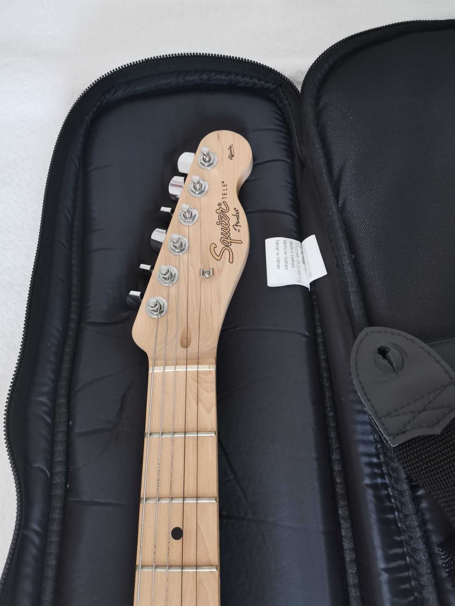 Vendo Guitarra Squier Affinity + saco de transporte Fender .