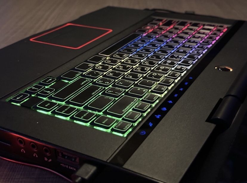 ALIENWARE очень хорошый ноутбук винда 10pro