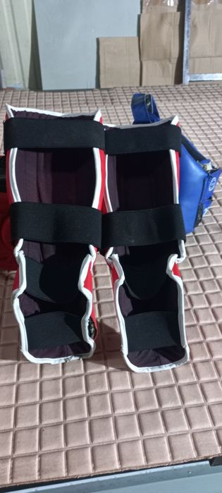 Набір захисного спорядж. для єдиноборств: шоломи/рукавиці/захист  ніг