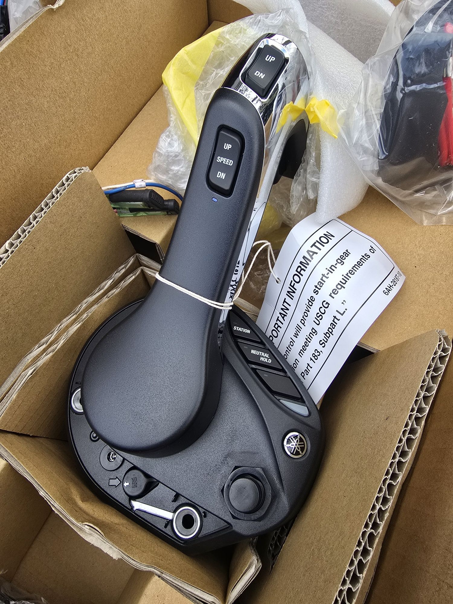 Manetka elektroniczne do silnika zaburtowego Yamaha boczna
