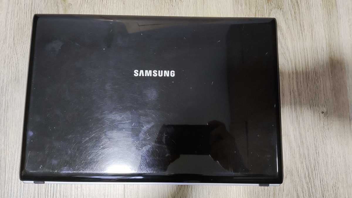 Samsung R520 (Core 2 Duo P8700/4Gb/SSD 120Gb+HDD 250Gb)