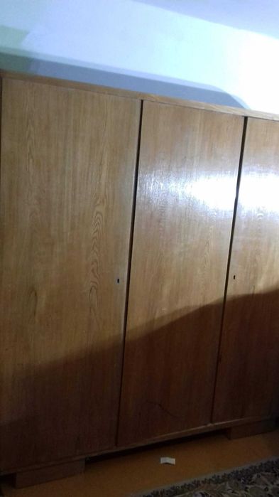 Drewniana, trzydrzwiowa szafa - PRL.