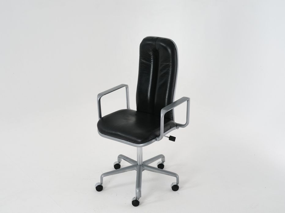 Cadeira Hille modelo supporto em pele