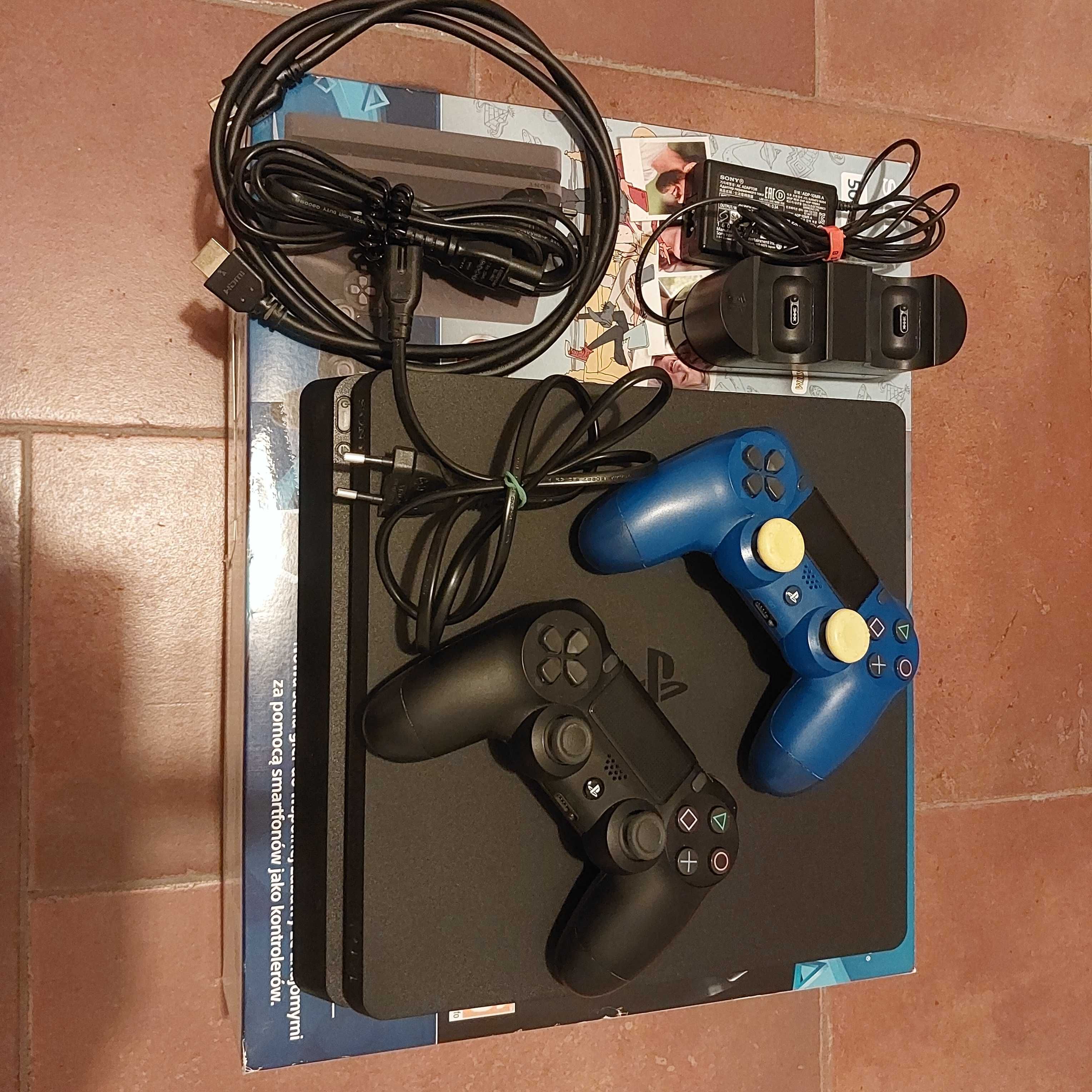 Konsola PS4 500 GB + 2 pady + ładowarka (stan BDB)