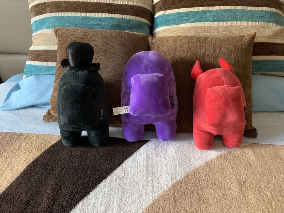 Peluches Among US