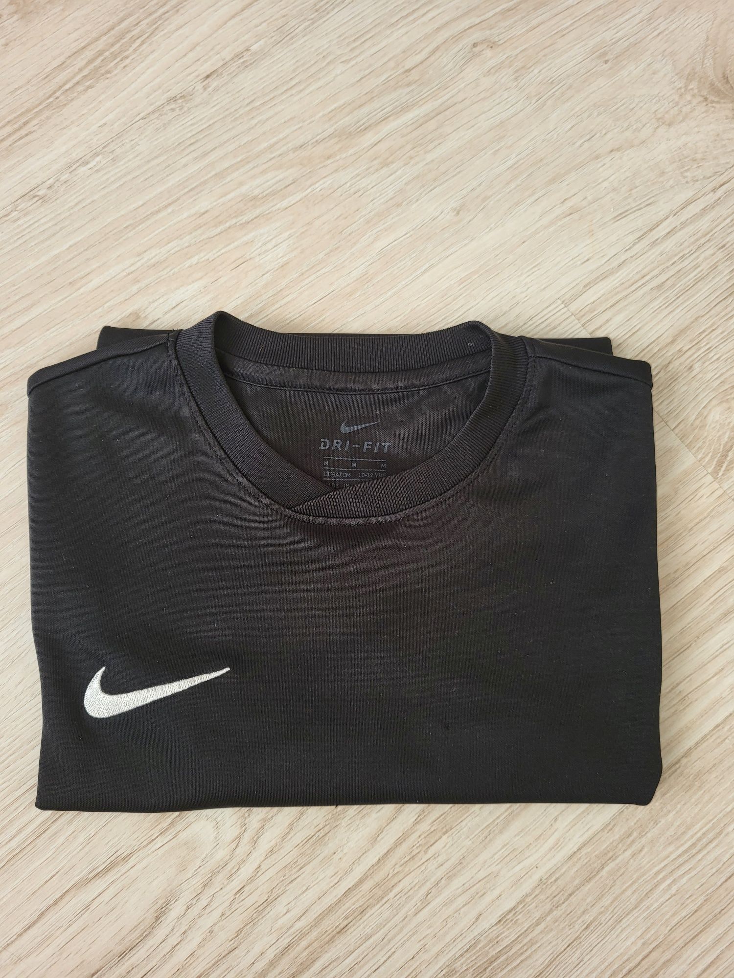 Chłopięca koszulka 134 Nike czarna z krótkim rękawem