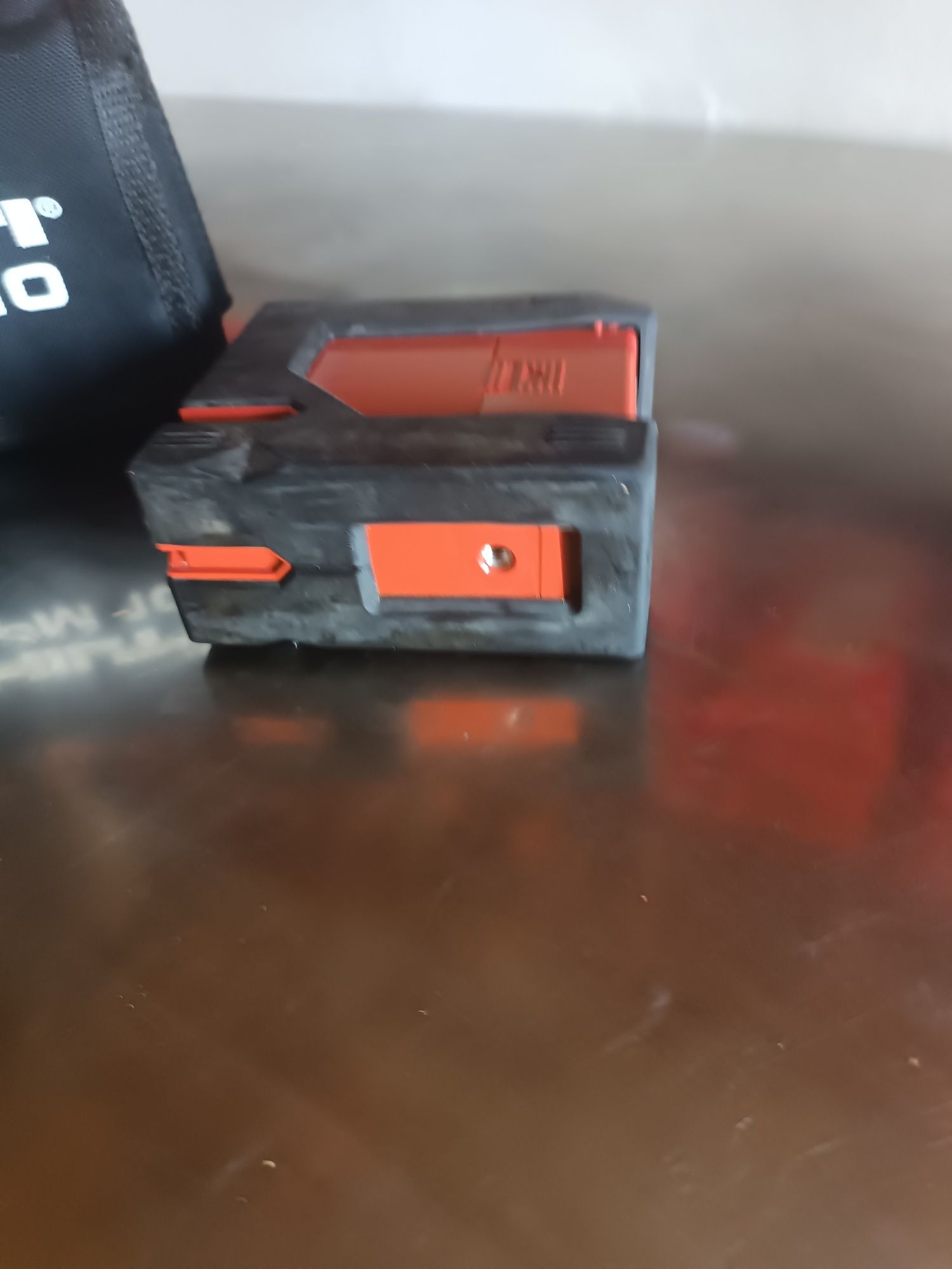 Лазерний рівень Hilti ( не робочий)