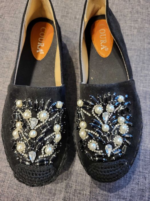 Espadryle z kamieniami