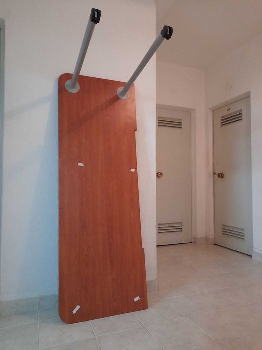 Tampo em cerejeira para aumentar secretária. com 2 pés e duas rodas.