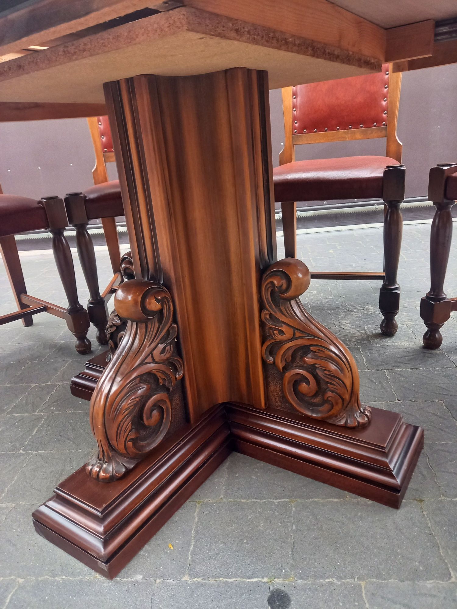 Стіл деревяний + 6 крісел.