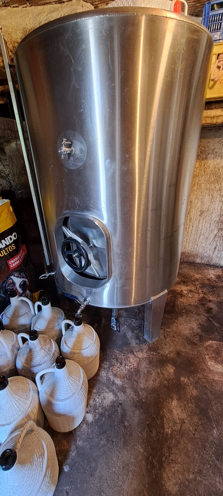 3 Cubas inox 550L cada uma.