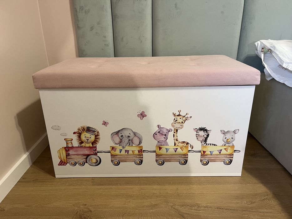 Meblowa skrzynia na zabawki z siedziskiem