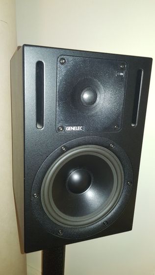 2 Colunas Genelec HT206B + SubHTS3B + Suporte de pé Vogels (60Cm)