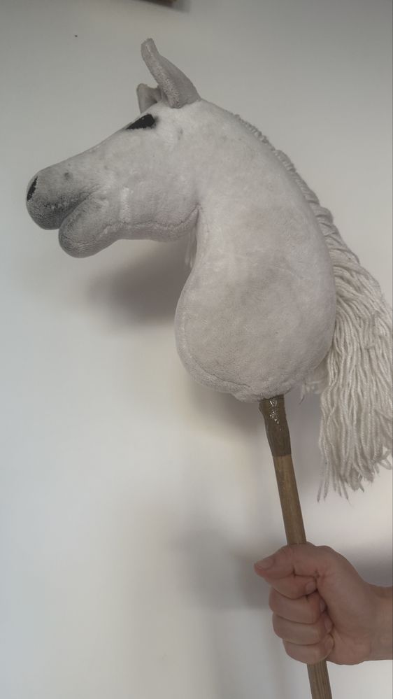 Hobby horse A4 biały konik na patyku