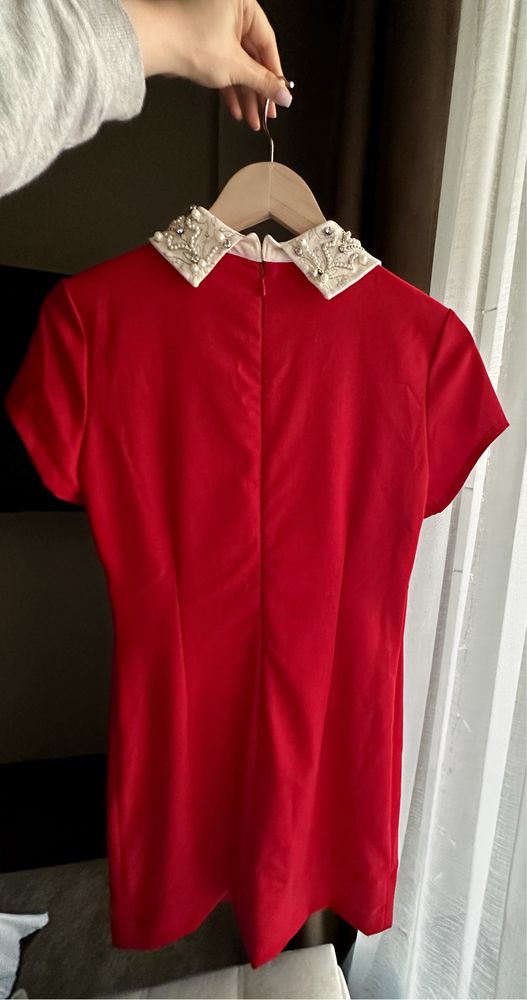 Сукня червона із вирізом у формі сердечка