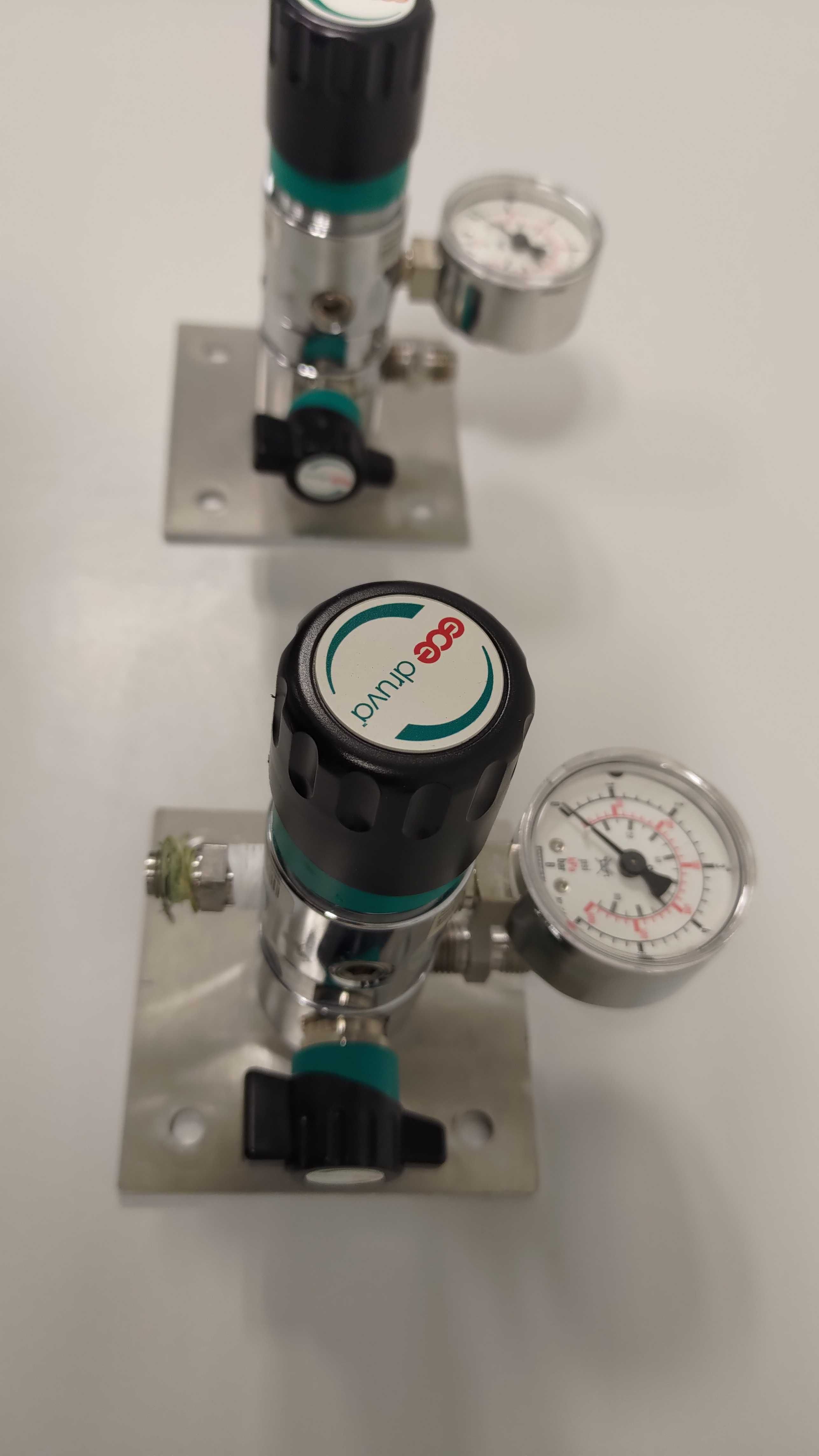 Regulator ciśnieniowy z manometrem ECE DRUVA 2 szt.