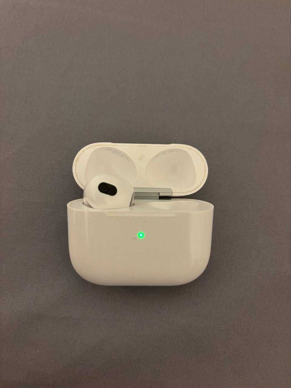 Apple AirPods3 (3-покоління) кейс та лівий навушник